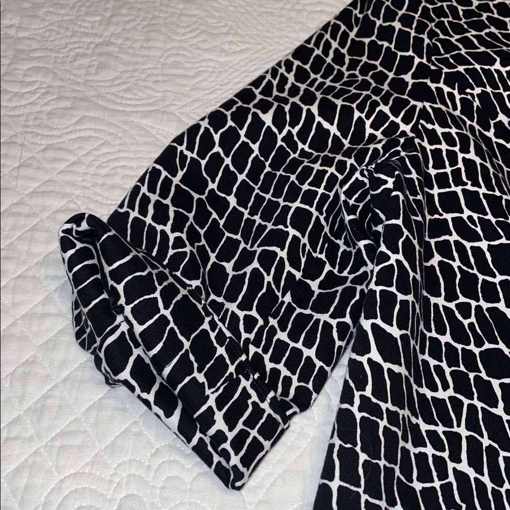 Studio Works Black & White Geometric Lined 3 Button 3/4 sleeve blazer. Size LP - Picture 6 of 13